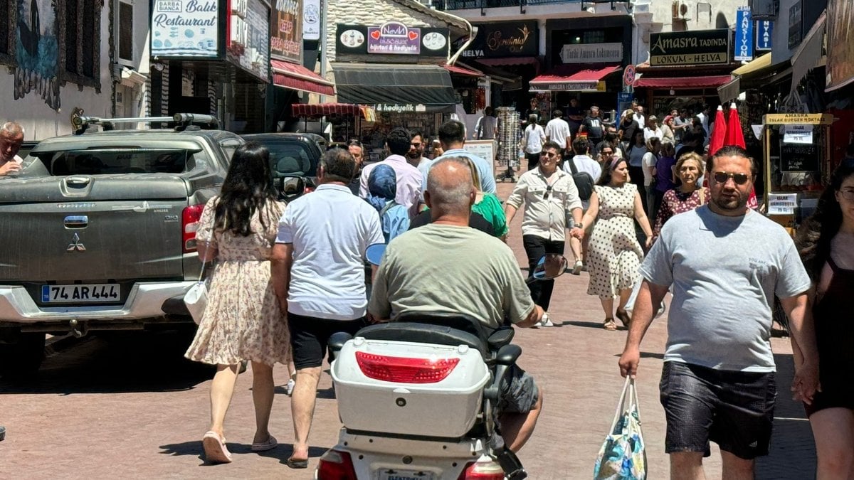 Bartın’da bayram tatili yoğunluğu: Amasra 9 günde 1 milyona yakın ziyaretçiyi ağırladı